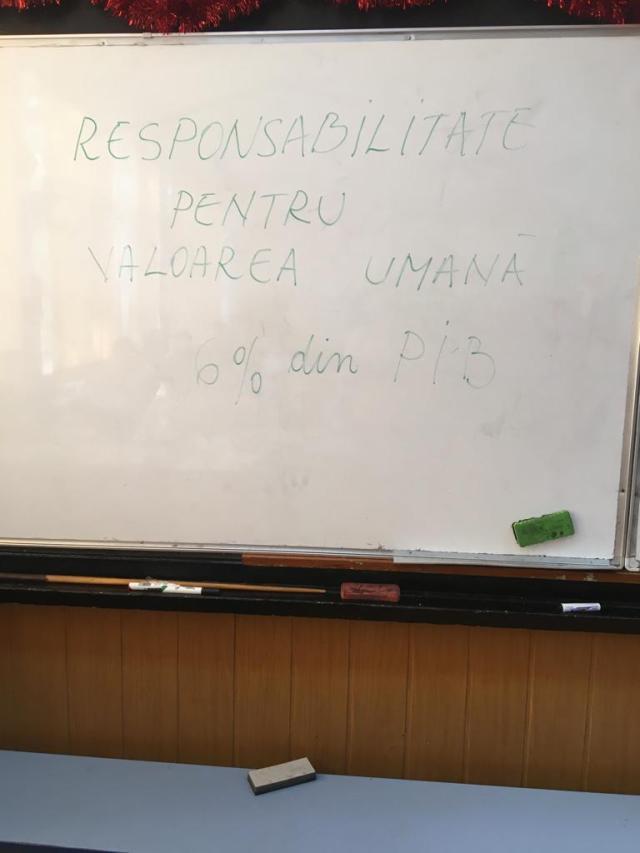 Mesaje de protest scrise pe tablele din clase