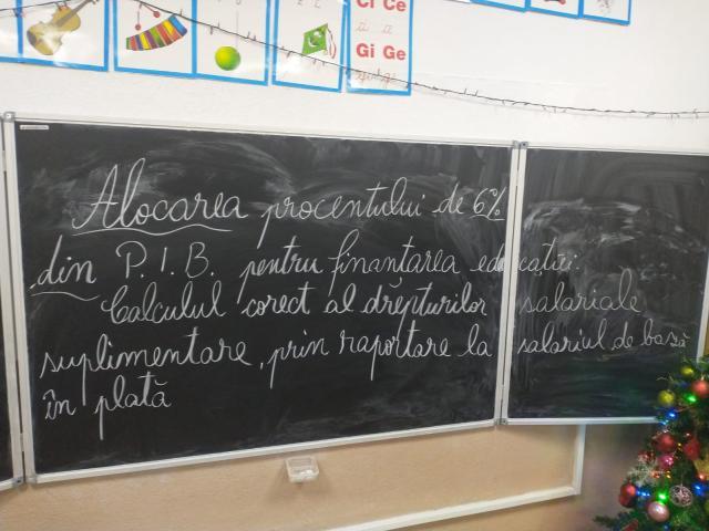 Mesaje de protest scrise pe tablele din clase