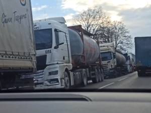 Traficul rutier pe DN 2H dinspre Rădăuți spre Suceava este oprit pentru a debloca coloana de tiruri de pe DN 2 din zona Dănila
