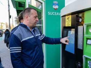 Viceprimarul municipiului Suceava, Lucian Harșovschi, testand sistemul de e-ticketing al TPL