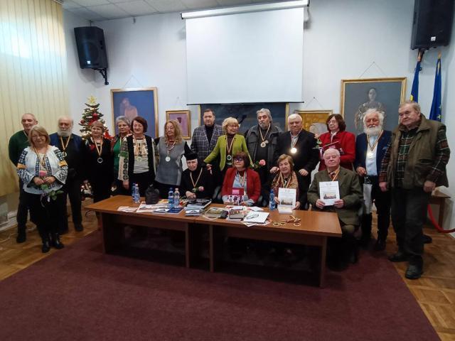 Juriul împreună cu laureații Galei Societății Scriitorilor Bucovineni 2021
