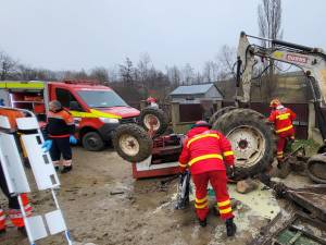 Prins sub un tractor, un tânăr din Suceava a scăpat ca prin minune fără nici o leziune