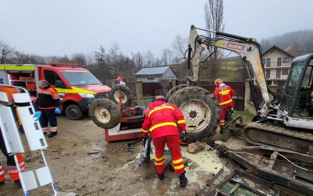 Prins sub un tractor, un tânăr din Suceava a scăpat ca prin minune fără nici o leziune