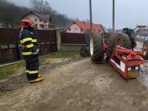 Prins sub un tractor, un tânăr din Suceava a scăpat ca prin minune fără nici o leziune