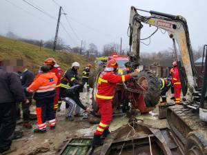 Prins sub un tractor, un tânăr din Suceava a scăpat ca prin minune fără nici o leziune