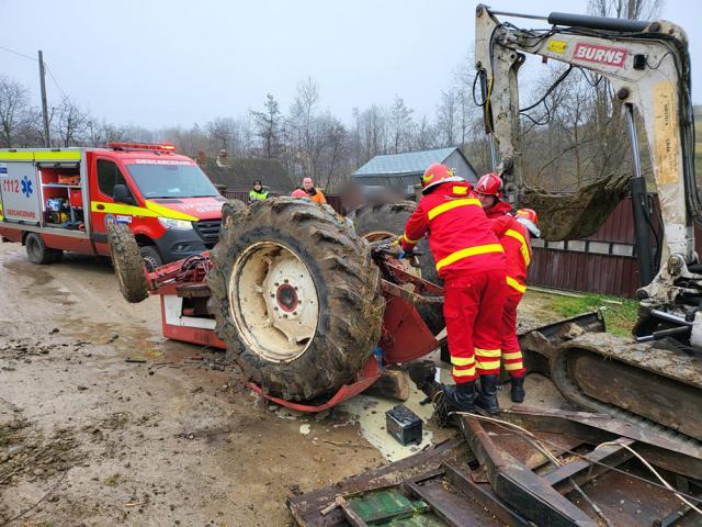 Prins sub un tractor, un tânăr din Suceava a scăpat ca prin minune fără nici o leziune