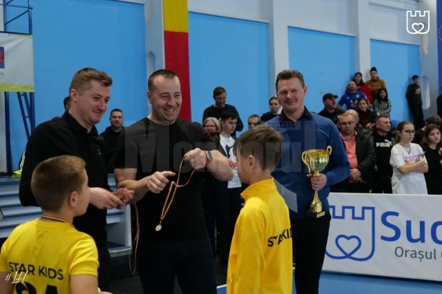 Viceprimarul Lucian Harșovschi a oferit trofee și medalii micilor campioni, alături de cei mai tineri consilieri locali din deliberativul sucevean 1