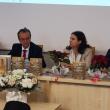 Consulul General Irina Loredana Stănculescu alături de poetul Arcadie Suceveanu şi prof. univ. dr. Mircea A. Diaconu, la lansarea volumelor în cadrul USV