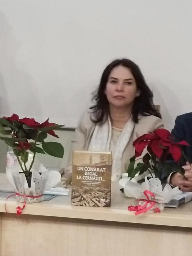 Consulul General Irina Loredana Stănculescu, unul dintre autorii volumului lansat