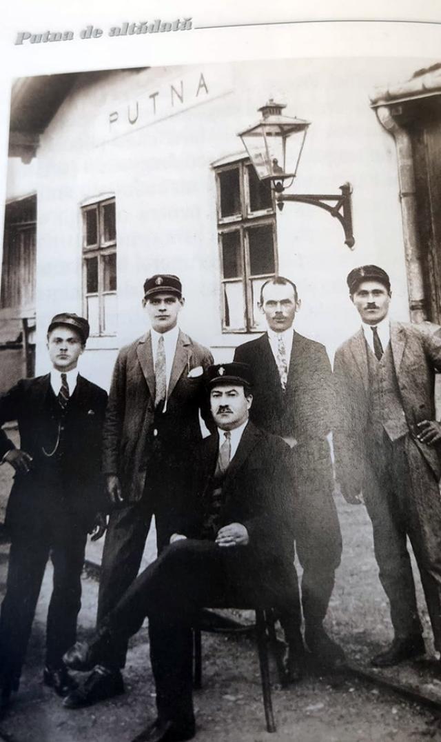 Șeful stației CFR Putna, Ion Gradin, mult pomenit de putneni pentru popularitatea lui, și un grup de colaboratori în 1929 (fotografie din Monografia ”Putna de altădată”)