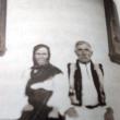 Povestitorul Mihai Văcărean din cartea Ileanei Crețan, în 1959, pe prispa casei bătrânești, alături de soția sa
