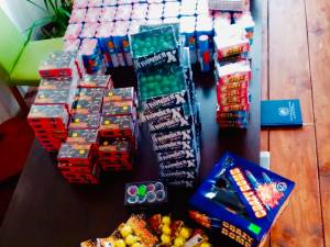 Peste 400 de obiecte pirotehnice, confiscate de jandarmi de la un bărbat