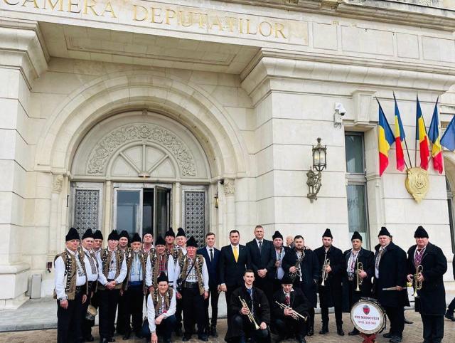Colindele Mitocului au răsunat în Parlamentul României