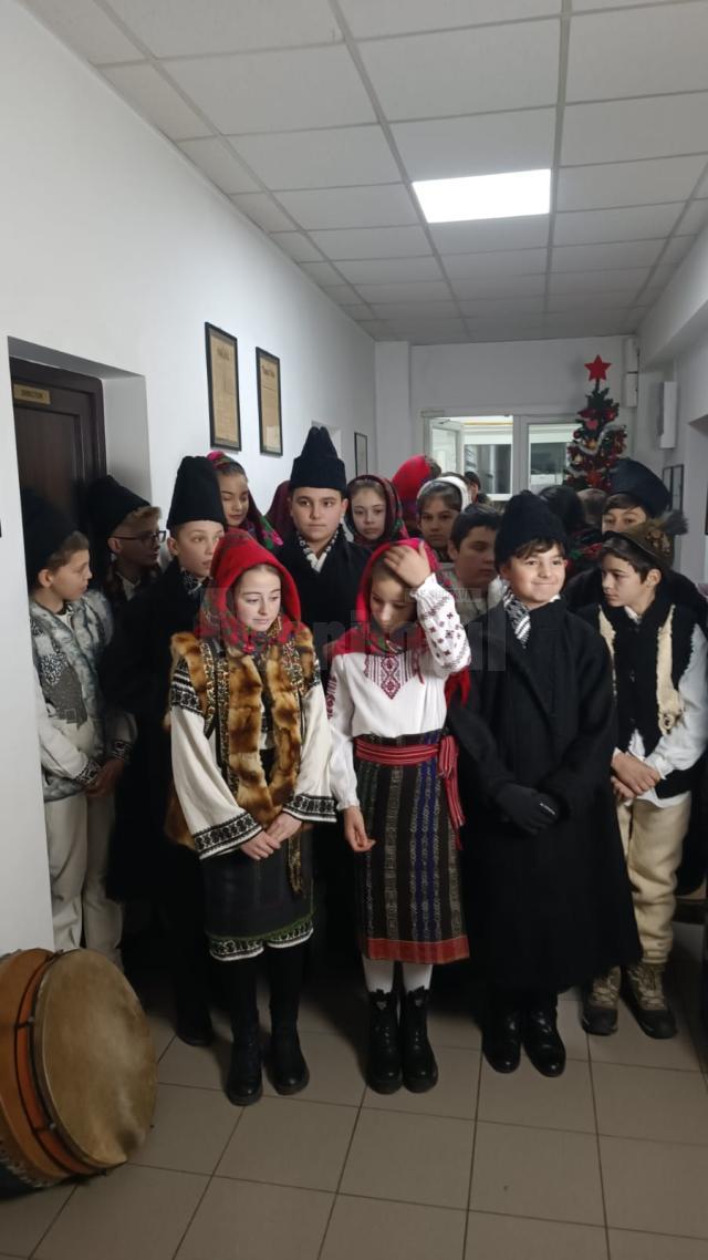 Elevi de la Şcoala Gimnazială Stulpicani au colindat redacția Monitorului de Suceava