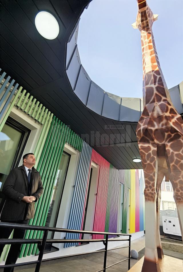 Ministrul Dezvoltării și Girafa – mascota Programului guvernamental de construire creșe