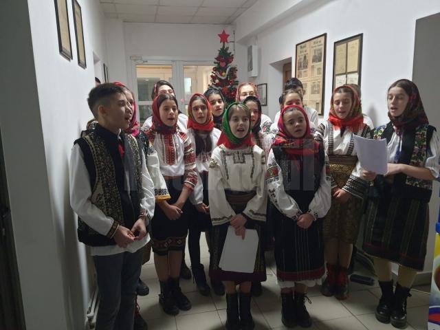 Elevii școlii din Pătrăuți au adus vestea nașterii Domnului la sediul Monitorul