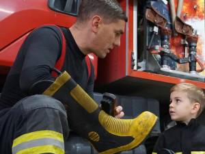 Pompierul Adrian Ungureanu impreună cu fiul său, Amedeo