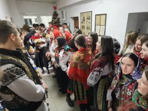 „Caravana de colinde” ATOS a ajuns joi la Monitorul de Suceava