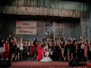 Spectacolul de Crăciun al Colegiului „Petru Rareș”, sub semnul generozității și optimismului