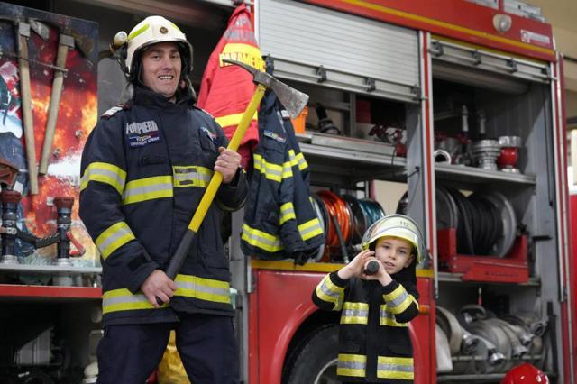 Pompierul Adrian Ungureanu împreună cu fiul său, Amedeo