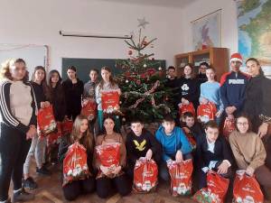 Elevii din Vatra Moldoviței au primit cadouri consistente oferite de Primăria și Consiliul Local al comunei