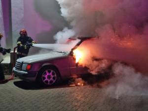 Mașina incendiată