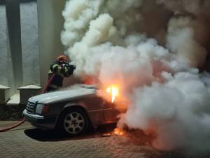Mașina incendiată