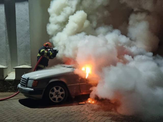 Maşina incendiată