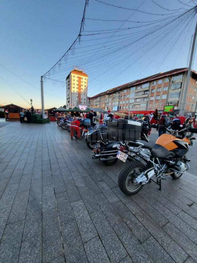 Motocicliști „Străjerii Motorcycle Friends” Suceava s-au îmbrăcat în Moș Crăciun și au oferit cadouri copiilor