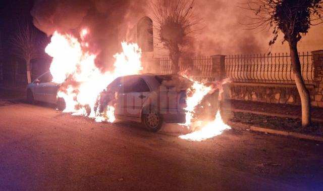 Incendiu violent, extins și la a doua mașină, în dimineața celei de-a două zile de Crăciun, la Rădăuți