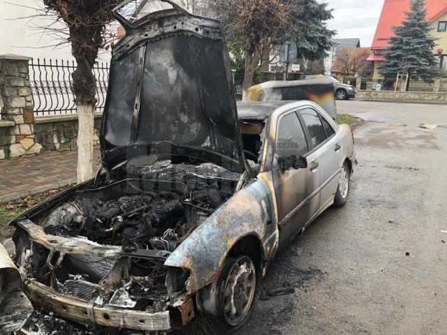 una din mașinile care a fost incendiată