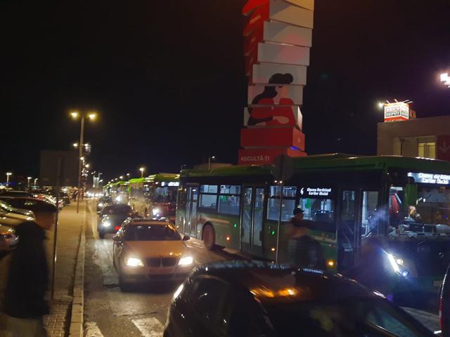 Nu mai puțin de șapte autobuze TPL au rămas blocate în a treia zi de Crăciun, seara, din cauza unui microbuz lăsat parțial în drum