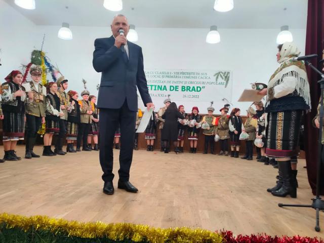 Primarul Petru Todosi le-a vorbit oamenilor prezenți la spectacol