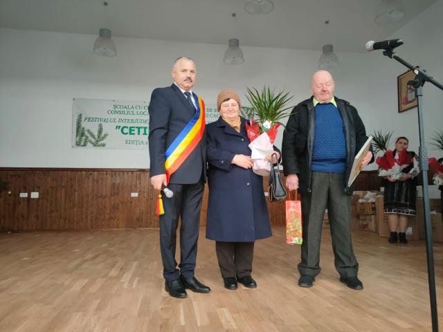 Primarul Petru Todosi a premiat 7 cupluri din comună care anul acesta au împlinit 50 de ani de când sunt împreună