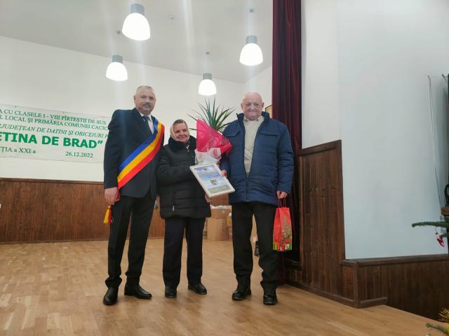 Primarul Petru Todosi a premiat 7 cupluri din comună care anul acesta au împlinit 50 de ani de când sunt împreună