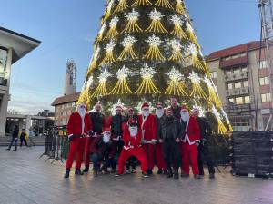 Motocicliștii „Străjerii Motorcycle Friends” Suceava s-au îmbrăcat în Moș Crăciun și au oferit cadouri copiilor