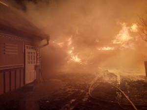 Patru gospodării, afectate de un uriaș incendiu