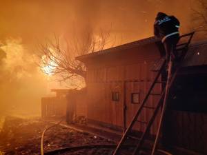 Patru gospodării, afectate de un uriaș incendiu