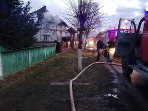 Patru gospodării, afectate de un uriaș incendiu
