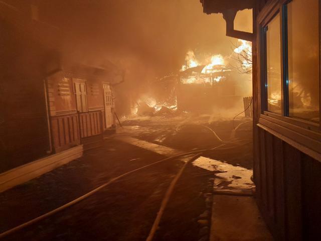 Patru gospodării, afectate de un uriaș incendiu