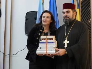 Arhiepiscopia Sucevei și guvernul român le-au oferit mii de cărți religioase în limba română conaționalilor din Ucraina