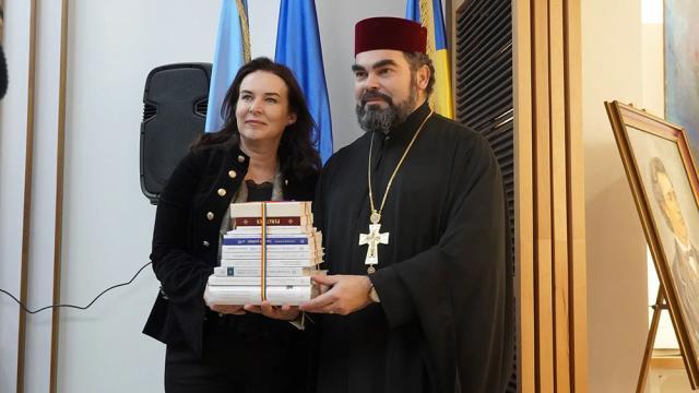 Arhiepiscopia Sucevei și guvernul român le-au oferit mii de cărți religioase în limba română conaționalilor din Ucraina