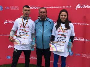 Antrenorul Cristian Prâsneac încadrat de doi dintre atleții dorneni de viitor, Alexandru Prâsneac şi Claudia-Ionela Costiuc