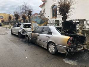 Cele două autovehicule au fost distruse în urma incendiului din dimineața zilei de 26 decembrie