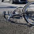 Mort de beat, a intrat cu bicicleta într-un tir