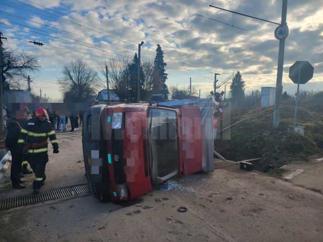 Masina lovita de tren la Stroiești