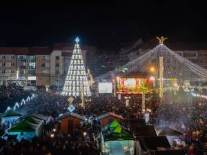 Revelionul în aer liber a adunat aproape 10.000 de oameni în centrul municipiului Suceava
