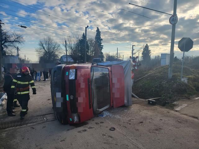 Autoutilitara a fost surprinsă de locomotiva trenului IR1830 Galați – Cluj-Napoca și a fost răsturnată pe carosabil