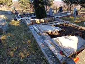 Morminte profanate în cimitirul din Bodnăreni