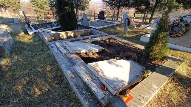 Morminte profanate în cimitirul din Bodnăreni